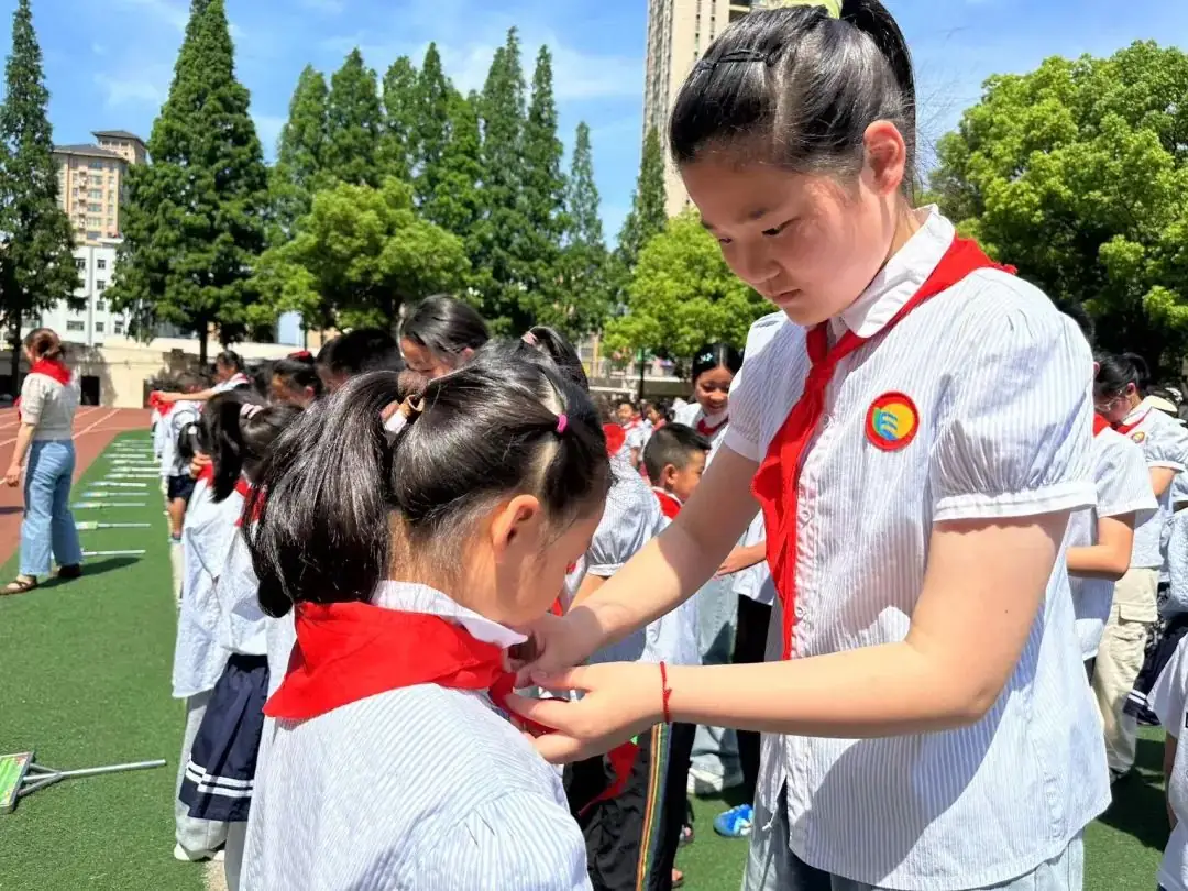红领巾爱祖国——月亮湖小学举行新队员入队仪式 第20张 红领巾爱祖国——月亮湖小学举行新队员入队仪式 第20张
