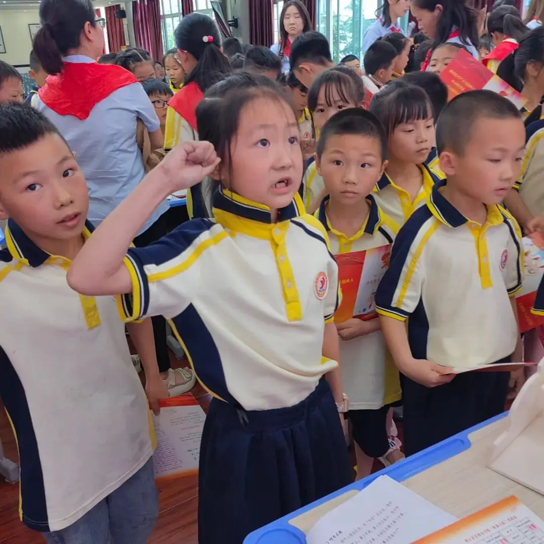 【实验小学】飘扬红领巾 炽热爱国情----实验小学举行2024年春期新少先队员入队仪式 第11张 【实验小学】飘扬红领巾 炽热爱国情----实验小学举行2024年春期新少先队员入队仪式 第11张