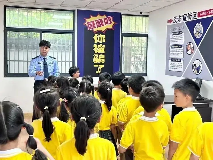 警心连童心 法治伴“我”行 ——凤凰城小学一(1)班假日活动小队 第9张 警心连童心 法治伴“我”行 ——凤凰城小学一(1)班假日活动小队 第9张