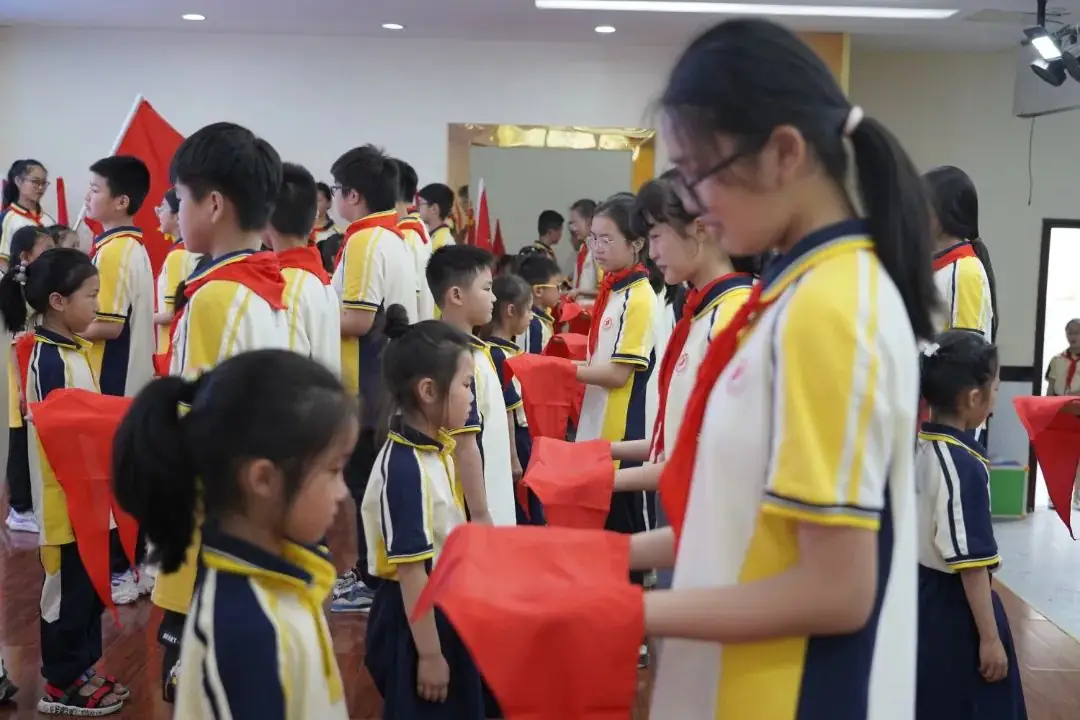 【实验小学】飘扬红领巾 炽热爱国情----实验小学举行2024年春期新少先队员入队仪式 第23张 【实验小学】飘扬红领巾 炽热爱国情----实验小学举行2024年春期新少先队员入队仪式 第23张