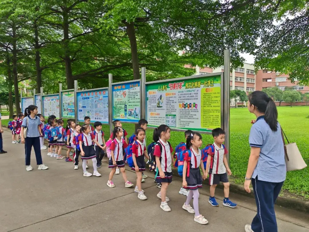 “我与小学零距离”——三角心心幼儿园幼儿园大班参观小学活动 第20张 “我与小学零距离”——三角心心幼儿园幼儿园大班参观小学活动 第20张