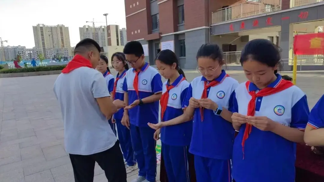 【全环境立德树人】成武县郜城第六实验小学举行“童心向党立志向 阳光少年向未来”2023级第一批新队员入队仪式 第42张 【全环境立德树人】成武县郜城第六实验小学举行“童心向党立志向 阳光少年向未来”2023级第一批新队员入队仪式 第42张