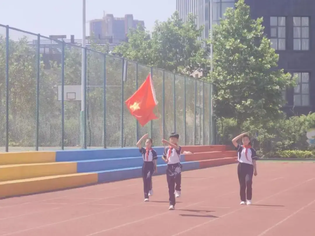 【双语小学教育集团·双语校区·全环境立德树人】青岛西海岸新区双语小学“争做新时代好队员”新队员入队仪式 第9张