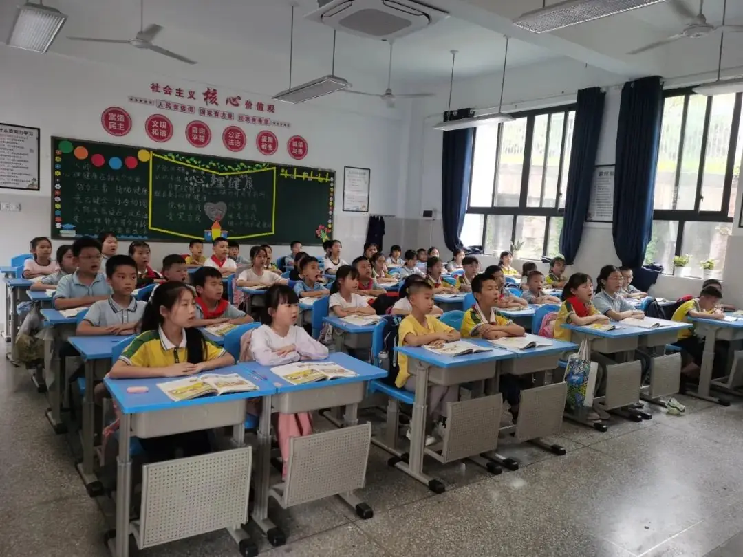 课间好时光!五福小学:让孩子们都躺下来休息! 第14张 课间好时光!五福小学:让孩子们都躺下来休息! 第14张