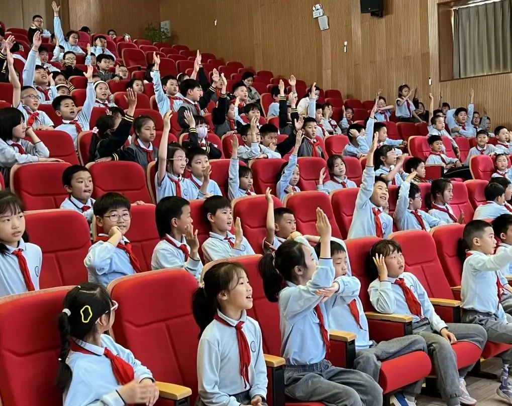 【第990期】建平临港小学 | 架桥梁 拓视野 增智慧 助启航 第13张 【第990期】建平临港小学 | 架桥梁 拓视野 增智慧 助启航 第13张