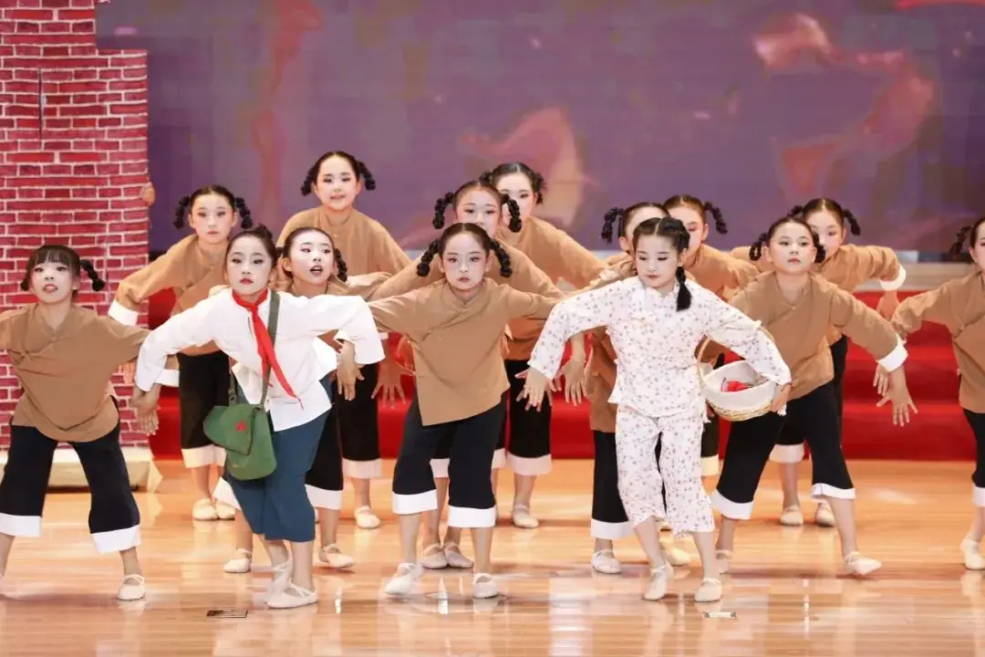 【喜报】铜陵师范学校附属小学在2024年铜官区红领巾爱祖国庆“六一”艺术展演中获得小学组一等奖 第32张 【喜报】铜陵师范学校附属小学在2024年铜官区红领巾爱祖国庆“六一”艺术展演中获得小学组一等奖 第32张