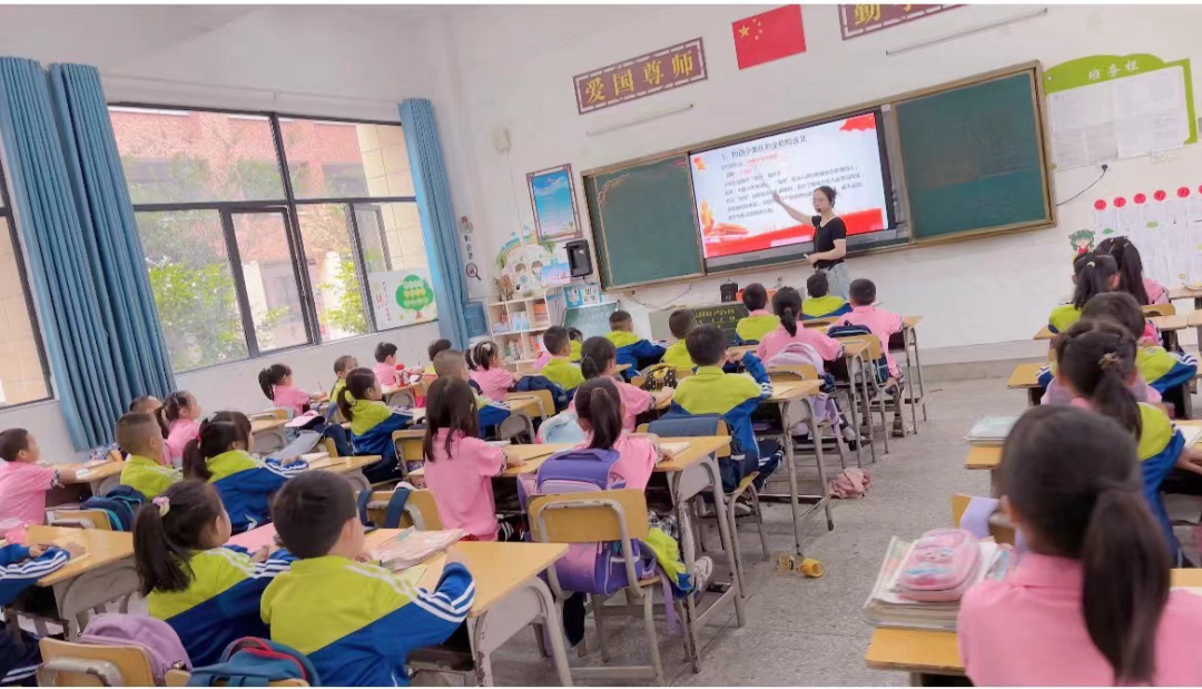红领巾爱祖国 ——上犹县第三小学2024年一年级第一批少先队员入队仪式 第3张 红领巾爱祖国 ——上犹县第三小学2024年一年级第一批少先队员入队仪式 第3张