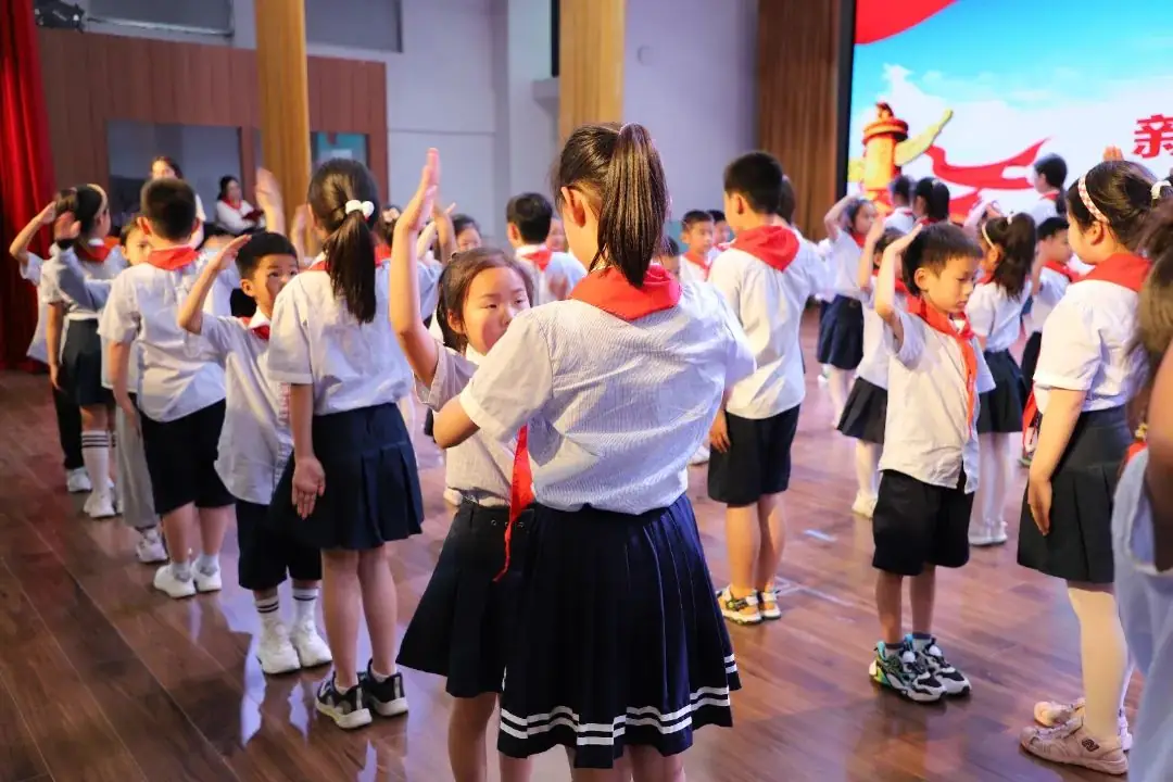 宿城区八一路小学举行一年级仪美入队礼 第9张 宿城区八一路小学举行一年级仪美入队礼 第9张