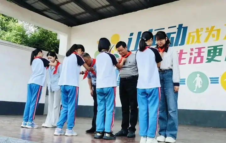 易县第四小学举行“红领巾 爱祖国”2024年首批新队员入队仪式 第4张