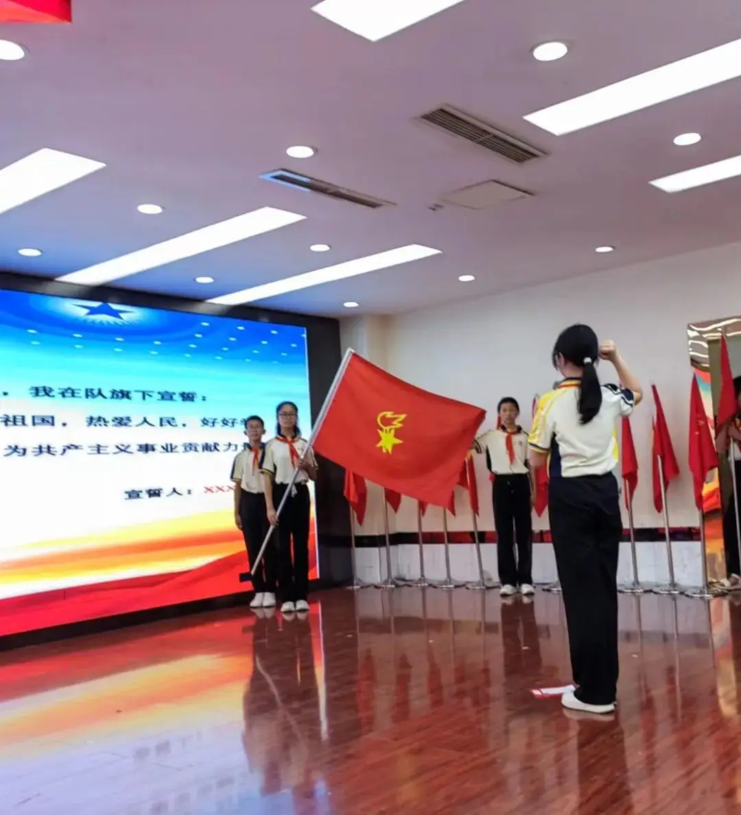 【实验小学】飘扬红领巾 炽热爱国情----实验小学举行2024年春期新少先队员入队仪式 第28张