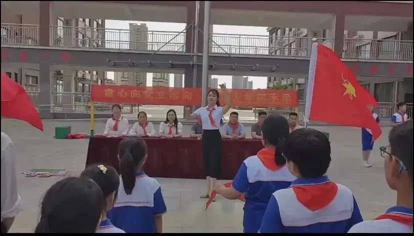 【全环境立德树人】成武县郜城第六实验小学举行“童心向党立志向 阳光少年向未来”2023级第一批新队员入队仪式 第18张 【全环境立德树人】成武县郜城第六实验小学举行“童心向党立志向 阳光少年向未来”2023级第一批新队员入队仪式 第18张