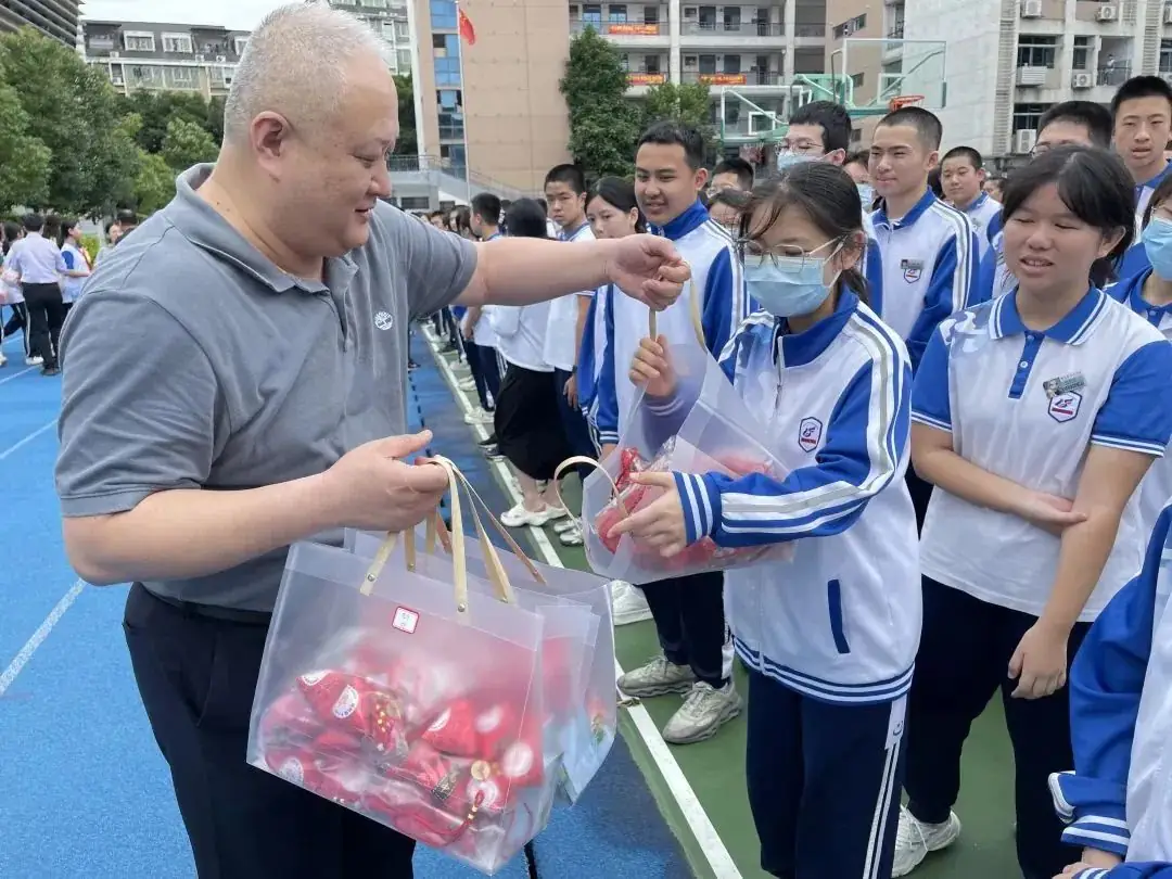 中高考送福|我校开展2024年“砥砺前行共圆梦,鲜衣怒马踏征程”中高考祝福活动 第11张 中高考送福|我校开展2024年“砥砺前行共圆梦,鲜衣怒马踏征程”中高考祝福活动 第11张