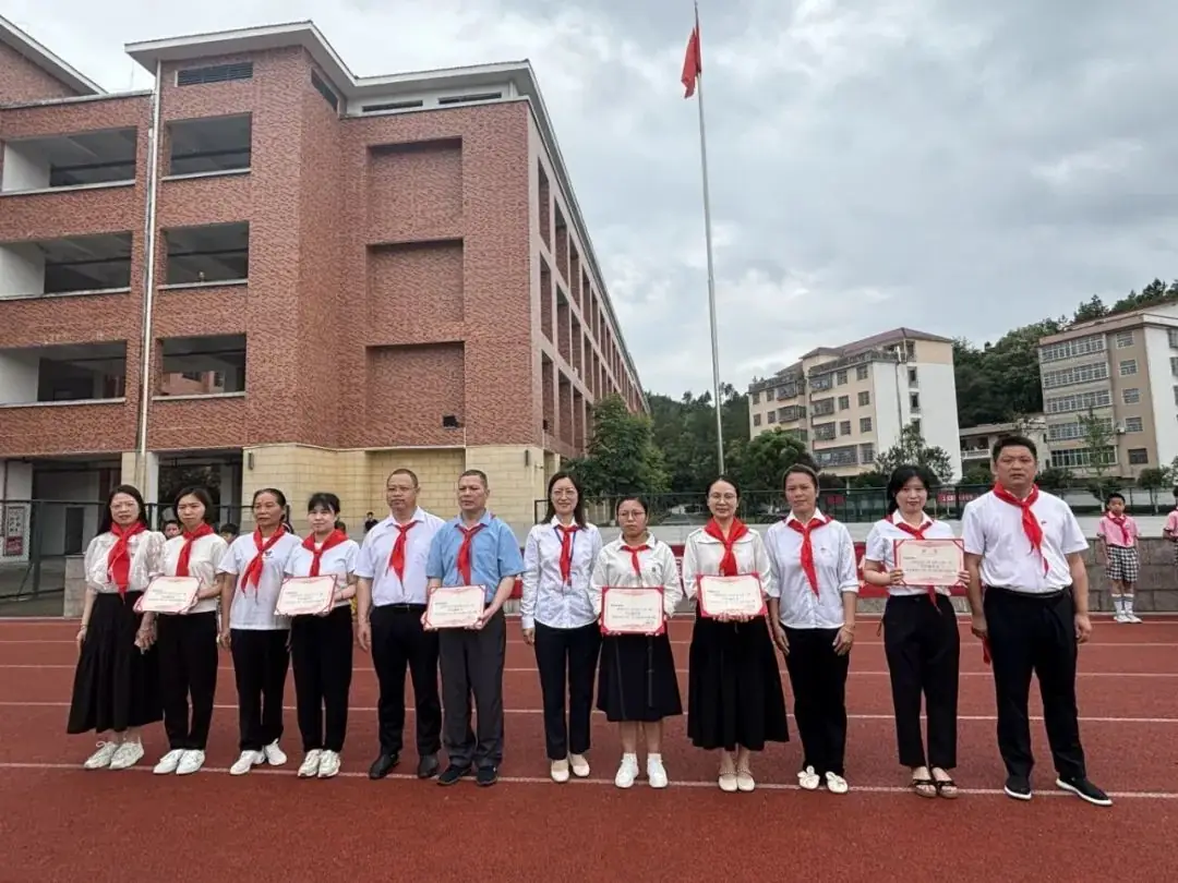 红领巾爱祖国 ——上犹县第三小学2024年一年级第一批少先队员入队仪式 第19张 红领巾爱祖国 ——上犹县第三小学2024年一年级第一批少先队员入队仪式 第19张