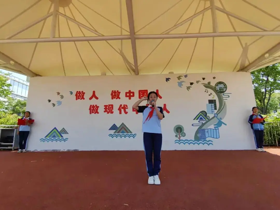 争做新时代好队员——青岛开发区实验小学教育集团龙泉校区一年级新队员入队仪式 第13张