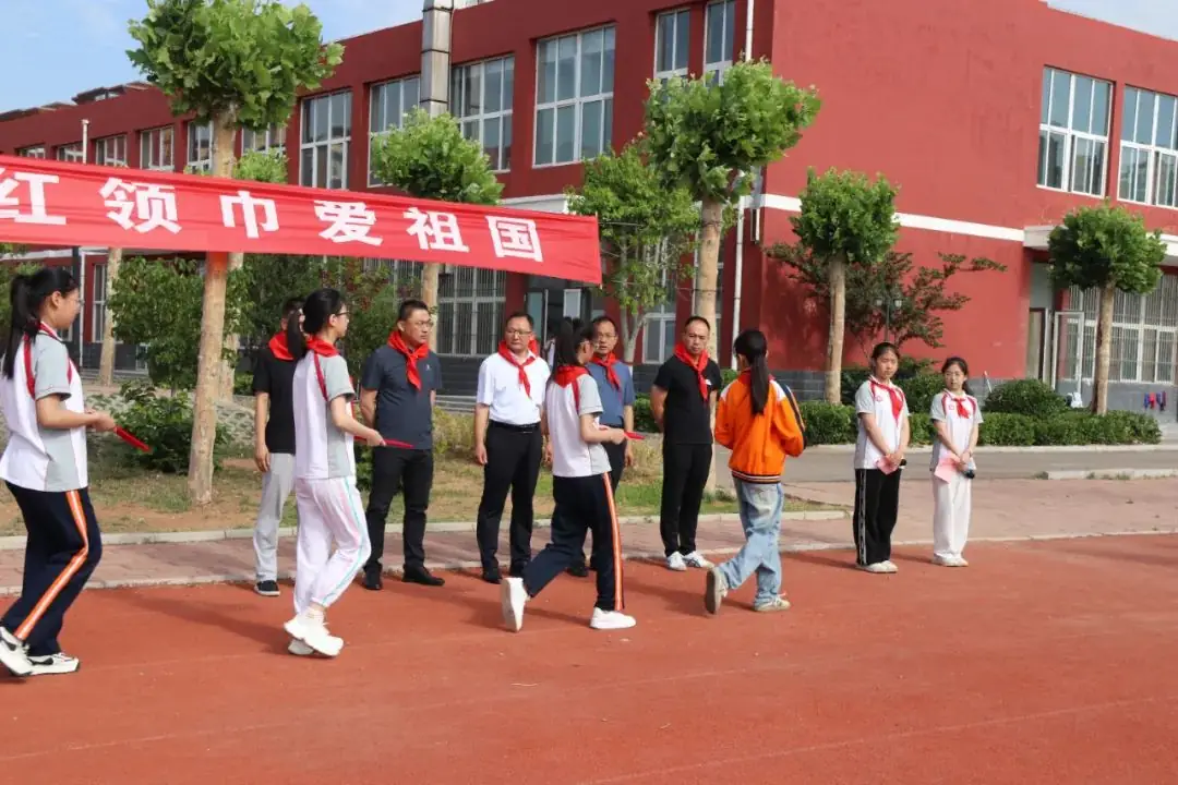 【泗水县博士源小学】“红领巾爱祖国”新队员入队仪式 第10张