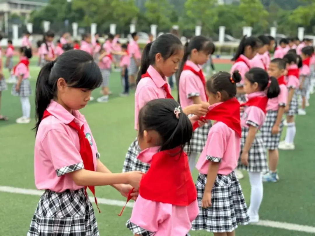 红领巾爱祖国 ——上犹县第三小学2024年一年级第一批少先队员入队仪式 第14张 红领巾爱祖国 ——上犹县第三小学2024年一年级第一批少先队员入队仪式 第14张