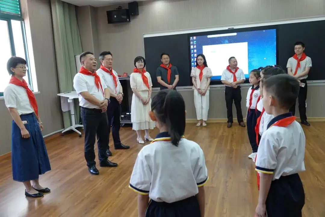敬慈简讯‖县委书记洪克峰莅临敬慈小学开展“六一”慰问活动并督导高考备考工作 第19张 敬慈简讯‖县委书记洪克峰莅临敬慈小学开展“六一”慰问活动并督导高考备考工作 第19张