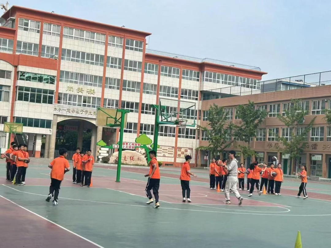 展风采、促成长、争达标——新乡市外国语小学2024年度技能学科青年教师达标课活动掠影 第10张 展风采、促成长、争达标——新乡市外国语小学2024年度技能学科青年教师达标课活动掠影 第10张