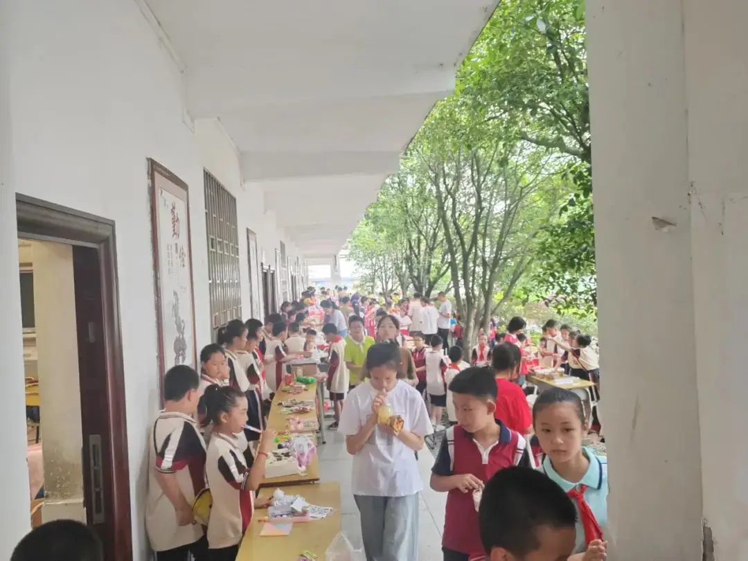 【凯风小学•德育】公平小市场 快乐伴成长——桂林市凯风小学开展庆“六一”商品交易会 第22张 【凯风小学•德育】公平小市场 快乐伴成长——桂林市凯风小学开展庆“六一”商品交易会 第22张