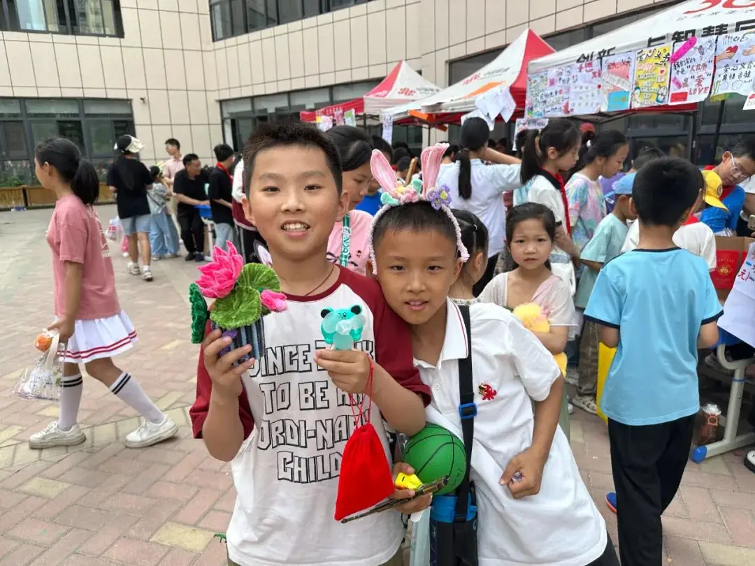 瞧,谁家的小学六一儿童节这样过!——郑州中学第四附属小学第三届爱心义卖暨社团展演活动 第56张 瞧,谁家的小学六一儿童节这样过!——郑州中学第四附属小学第三届爱心义卖暨社团展演活动 第56张