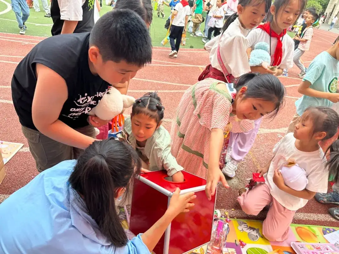 瞧,谁家的小学六一儿童节这样过!——郑州中学第四附属小学第三届爱心义卖暨社团展演活动 第52张 瞧,谁家的小学六一儿童节这样过!——郑州中学第四附属小学第三届爱心义卖暨社团展演活动 第52张