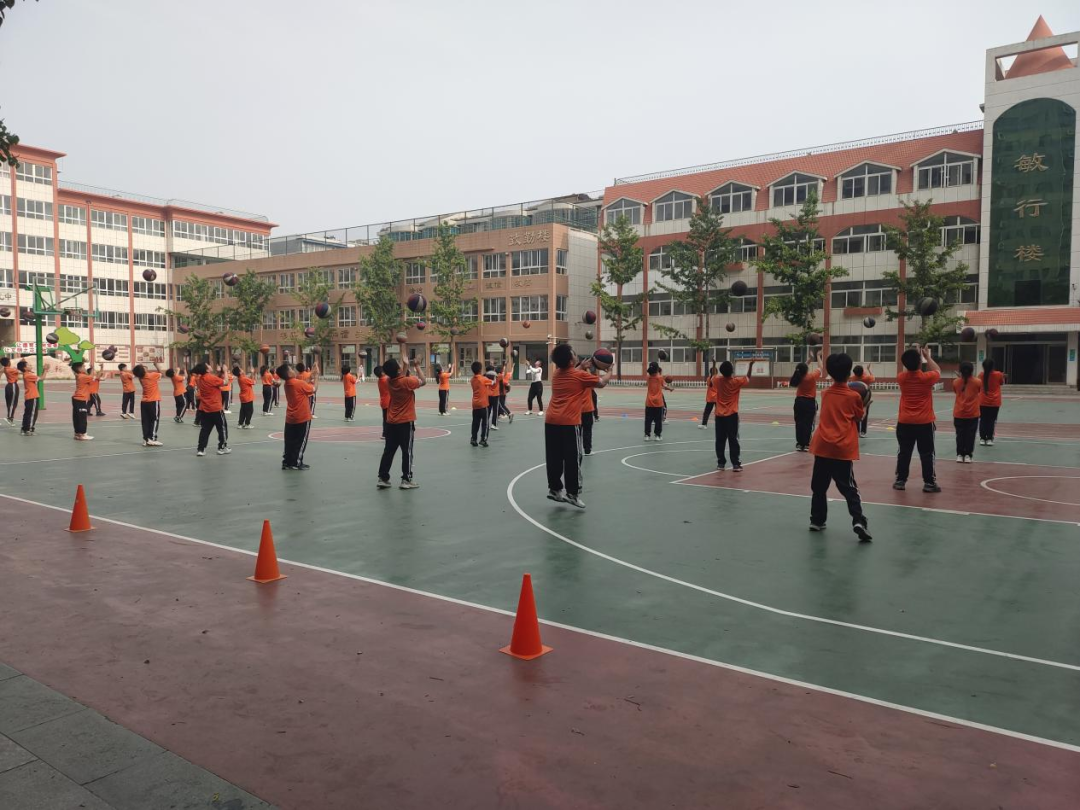 展风采、促成长、争达标——新乡市外国语小学2024年度技能学科青年教师达标课活动掠影 第9张 展风采、促成长、争达标——新乡市外国语小学2024年度技能学科青年教师达标课活动掠影 第9张