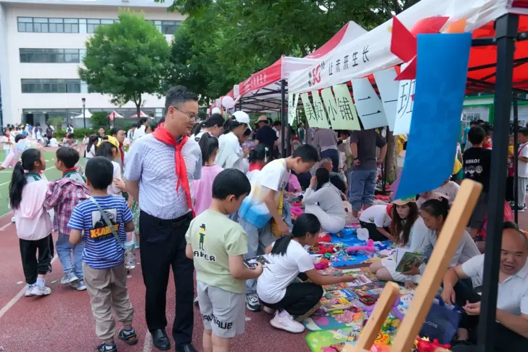 瞧,谁家的小学六一儿童节这样过!——郑州中学第四附属小学第三届爱心义卖暨社团展演活动 第36张 瞧,谁家的小学六一儿童节这样过!——郑州中学第四附属小学第三届爱心义卖暨社团展演活动 第36张