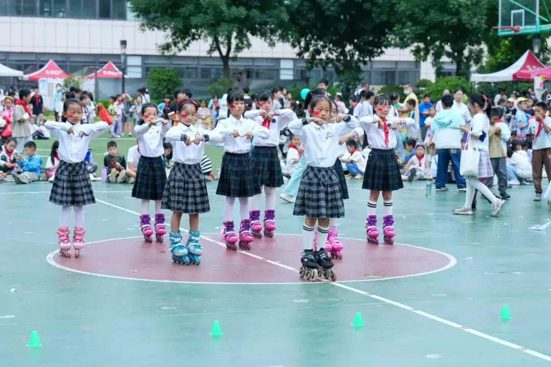 瞧,谁家的小学六一儿童节这样过!——郑州中学第四附属小学第三届爱心义卖暨社团展演活动 第70张 瞧,谁家的小学六一儿童节这样过!——郑州中学第四附属小学第三届爱心义卖暨社团展演活动 第70张