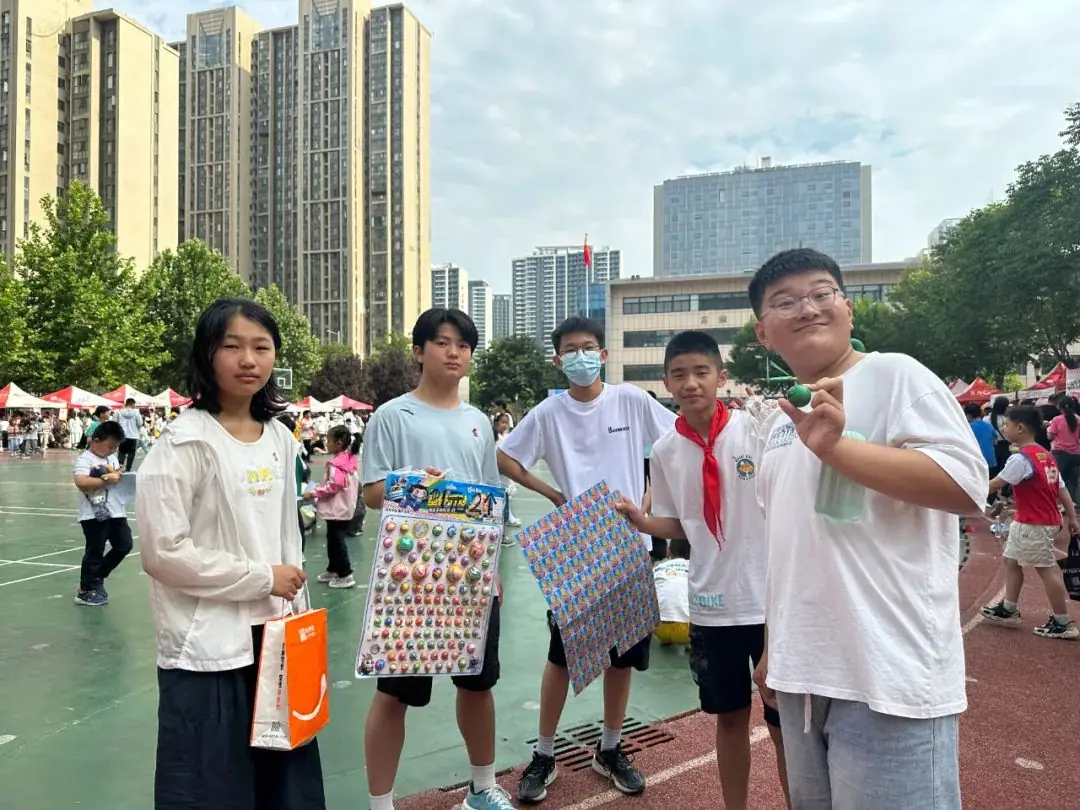 瞧,谁家的小学六一儿童节这样过!——郑州中学第四附属小学第三届爱心义卖暨社团展演活动 第46张 瞧,谁家的小学六一儿童节这样过!——郑州中学第四附属小学第三届爱心义卖暨社团展演活动 第46张