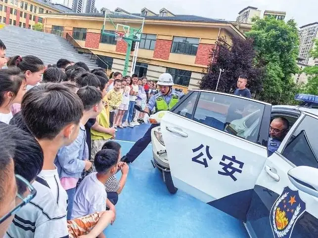 【校园动态】九江小学:交通安全宣讲进校园 真人演示“名场面” 第2张 【校园动态】九江小学:交通安全宣讲进校园 真人演示“名场面” 第2张