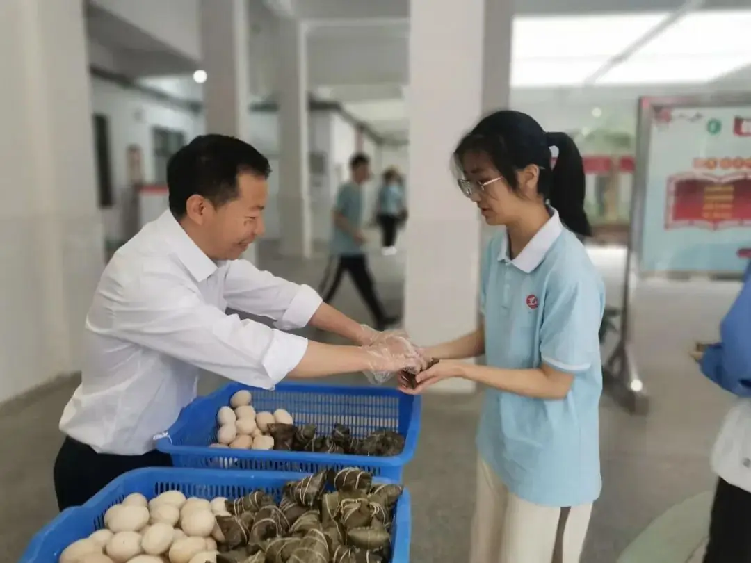 端午遇见高考 祝你一举高“粽” ——襄阳市第三十六中学开展赠送粽子助力高考活动 第11张 端午遇见高考 祝你一举高“粽” ——襄阳市第三十六中学开展赠送粽子助力高考活动 第11张