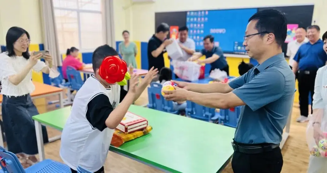六一前夕,区委副书记陈洪远看望慰问新鹰小学启智班师生 第3张 六一前夕,区委副书记陈洪远看望慰问新鹰小学启智班师生 第3张