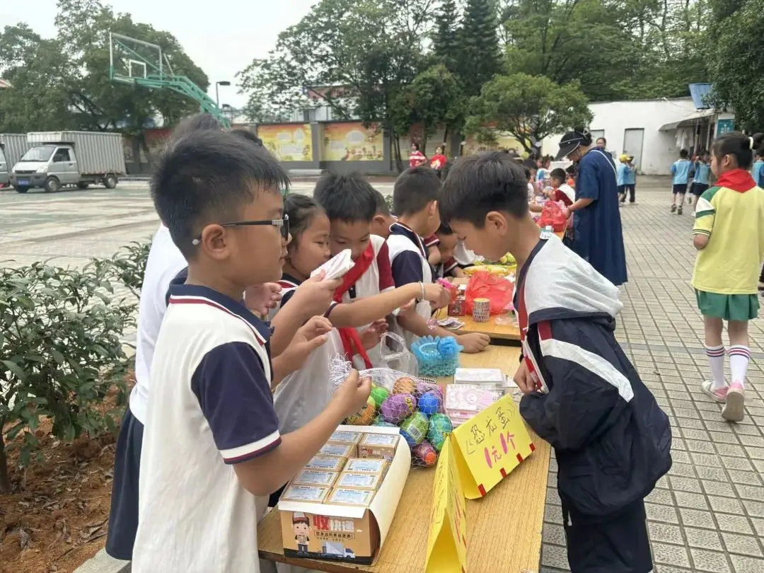 【凯风小学•德育】公平小市场 快乐伴成长——桂林市凯风小学开展庆“六一”商品交易会 第19张 【凯风小学•德育】公平小市场 快乐伴成长——桂林市凯风小学开展庆“六一”商品交易会 第19张