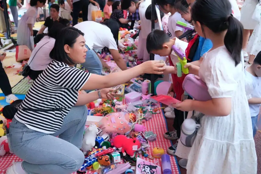瞧,谁家的小学六一儿童节这样过!——郑州中学第四附属小学第三届爱心义卖暨社团展演活动 第39张 瞧,谁家的小学六一儿童节这样过!——郑州中学第四附属小学第三届爱心义卖暨社团展演活动 第39张