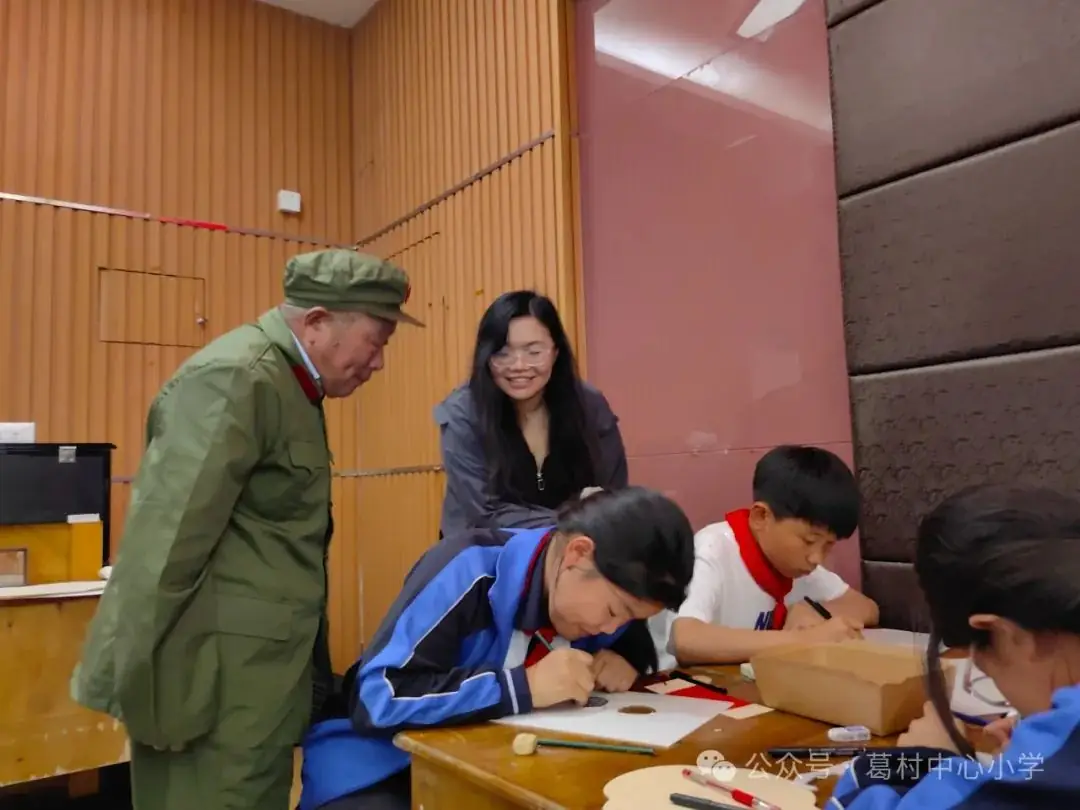葛村中心小学“场馆式”研学课堂——“探寻英雄事迹,感悟革命精神” 第13张 葛村中心小学“场馆式”研学课堂——“探寻英雄事迹,感悟革命精神” 第13张