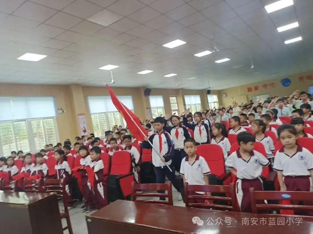 红领巾 爱祖国——南安市蓝园小学举行2024年少先队入队仪式 第10张