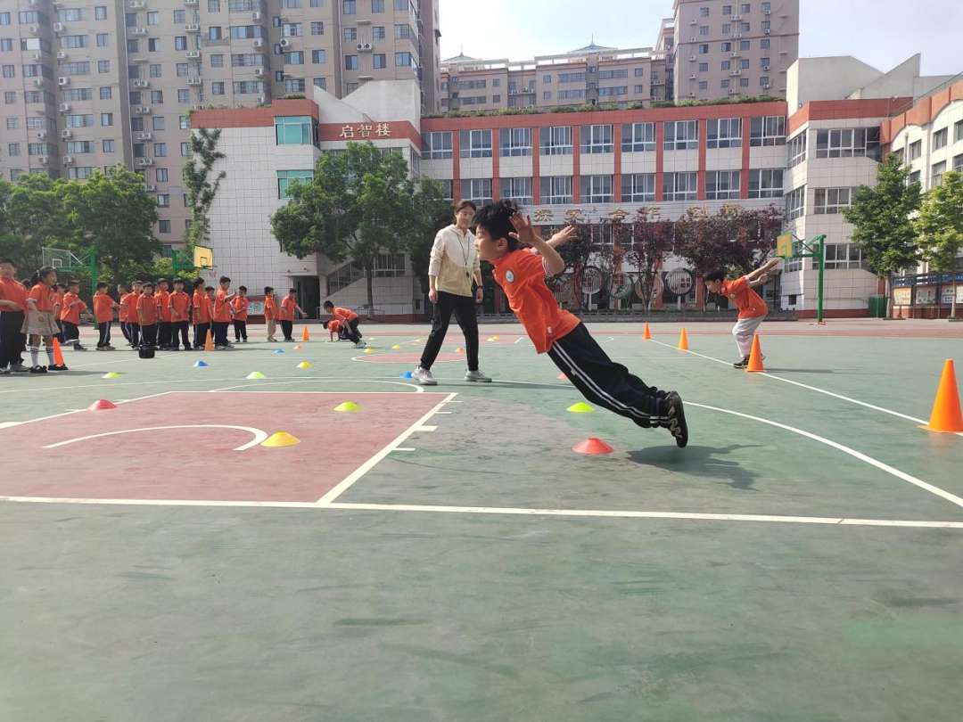 展风采、促成长、争达标——新乡市外国语小学2024年度技能学科青年教师达标课活动掠影 第13张 展风采、促成长、争达标——新乡市外国语小学2024年度技能学科青年教师达标课活动掠影 第13张