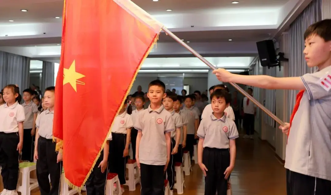 梅园小学2024年二年级入队仪式暨东海局新老结对关爱梅园学子活动 第13张