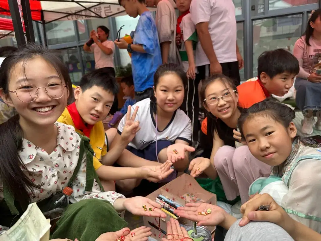 瞧,谁家的小学六一儿童节这样过!——郑州中学第四附属小学第三届爱心义卖暨社团展演活动 第57张 瞧,谁家的小学六一儿童节这样过!——郑州中学第四附属小学第三届爱心义卖暨社团展演活动 第57张