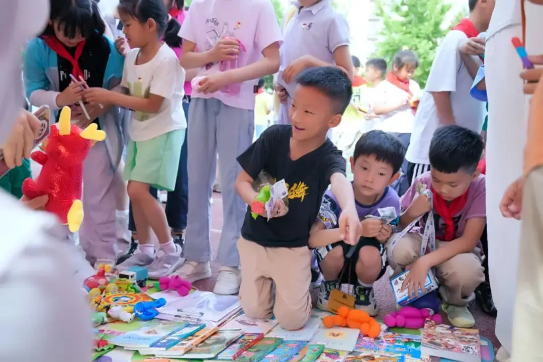 瞧,谁家的小学六一儿童节这样过!——郑州中学第四附属小学第三届爱心义卖暨社团展演活动 第40张 瞧,谁家的小学六一儿童节这样过!——郑州中学第四附属小学第三届爱心义卖暨社团展演活动 第40张