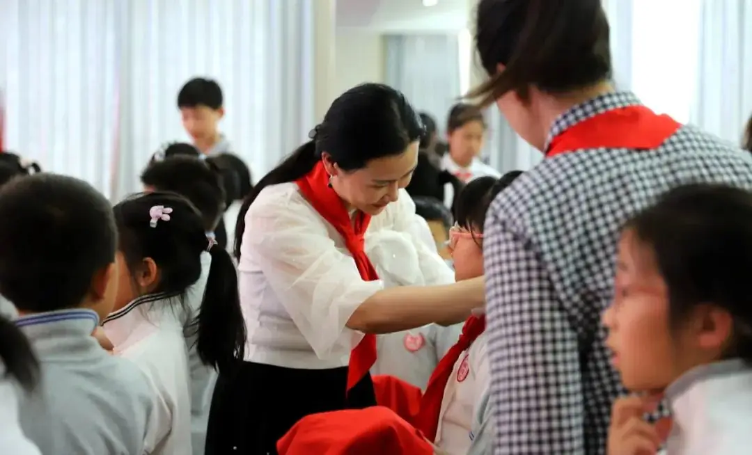 梅园小学2024年二年级入队仪式暨东海局新老结对关爱梅园学子活动 第22张