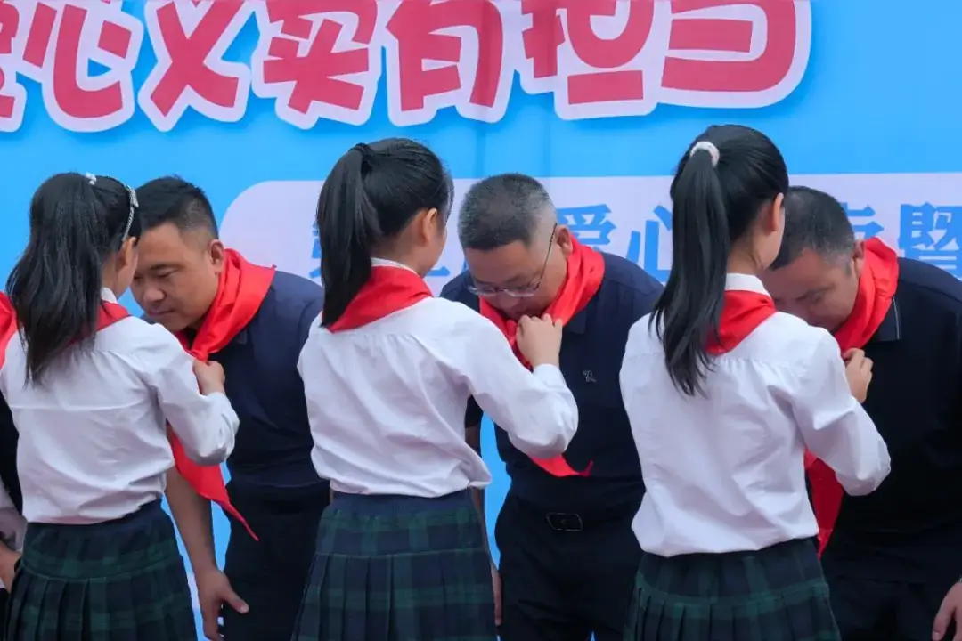 瞧,谁家的小学六一儿童节这样过!——郑州中学第四附属小学第三届爱心义卖暨社团展演活动 第6张 瞧,谁家的小学六一儿童节这样过!——郑州中学第四附属小学第三届爱心义卖暨社团展演活动 第6张