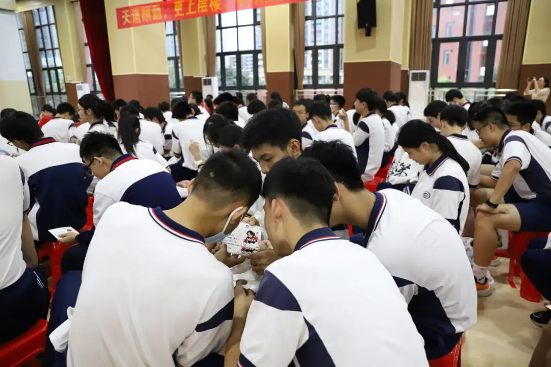 龙翔万里 决胜中考 ——广州市番禺区广铁一中铁英学校2024届初三年级中考冲刺动员大会 第46张 龙翔万里 决胜中考 ——广州市番禺区广铁一中铁英学校2024届初三年级中考冲刺动员大会 第46张