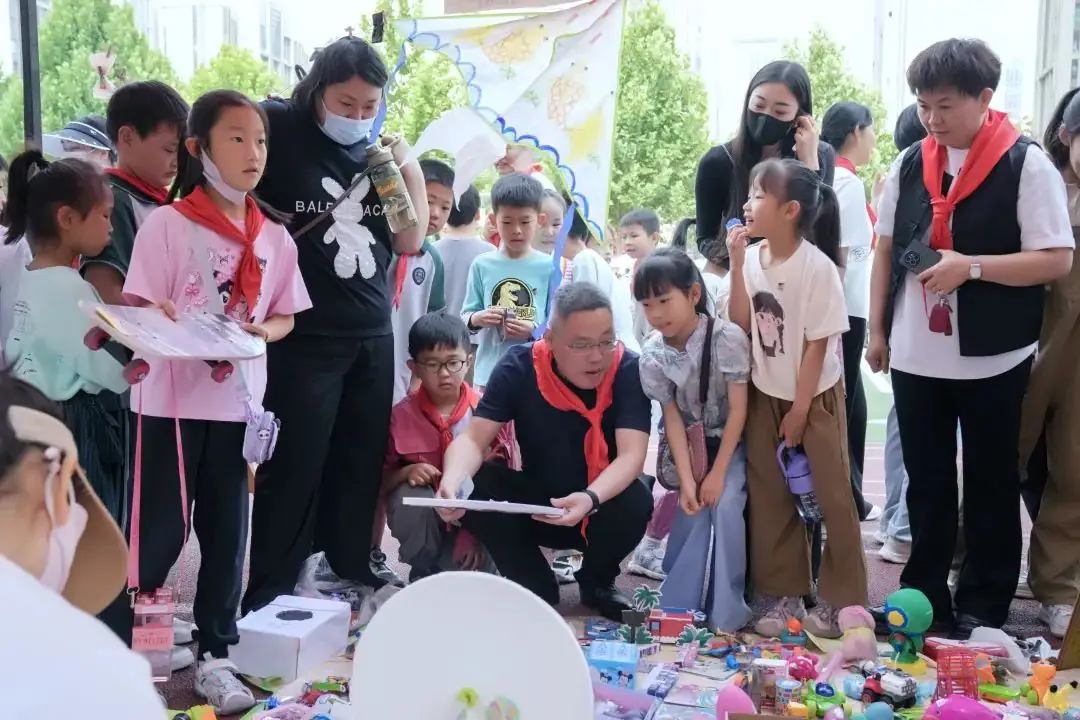 瞧,谁家的小学六一儿童节这样过!——郑州中学第四附属小学第三届爱心义卖暨社团展演活动 第34张 瞧,谁家的小学六一儿童节这样过!——郑州中学第四附属小学第三届爱心义卖暨社团展演活动 第34张