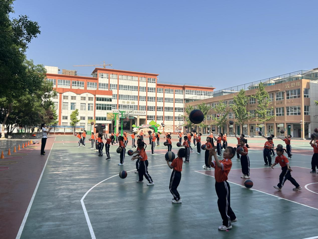 展风采、促成长、争达标——新乡市外国语小学2024年度技能学科青年教师达标课活动掠影 第8张 展风采、促成长、争达标——新乡市外国语小学2024年度技能学科青年教师达标课活动掠影 第8张