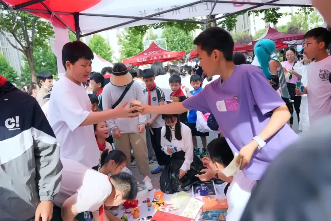 瞧,谁家的小学六一儿童节这样过!——郑州中学第四附属小学第三届爱心义卖暨社团展演活动 第35张 瞧,谁家的小学六一儿童节这样过!——郑州中学第四附属小学第三届爱心义卖暨社团展演活动 第35张