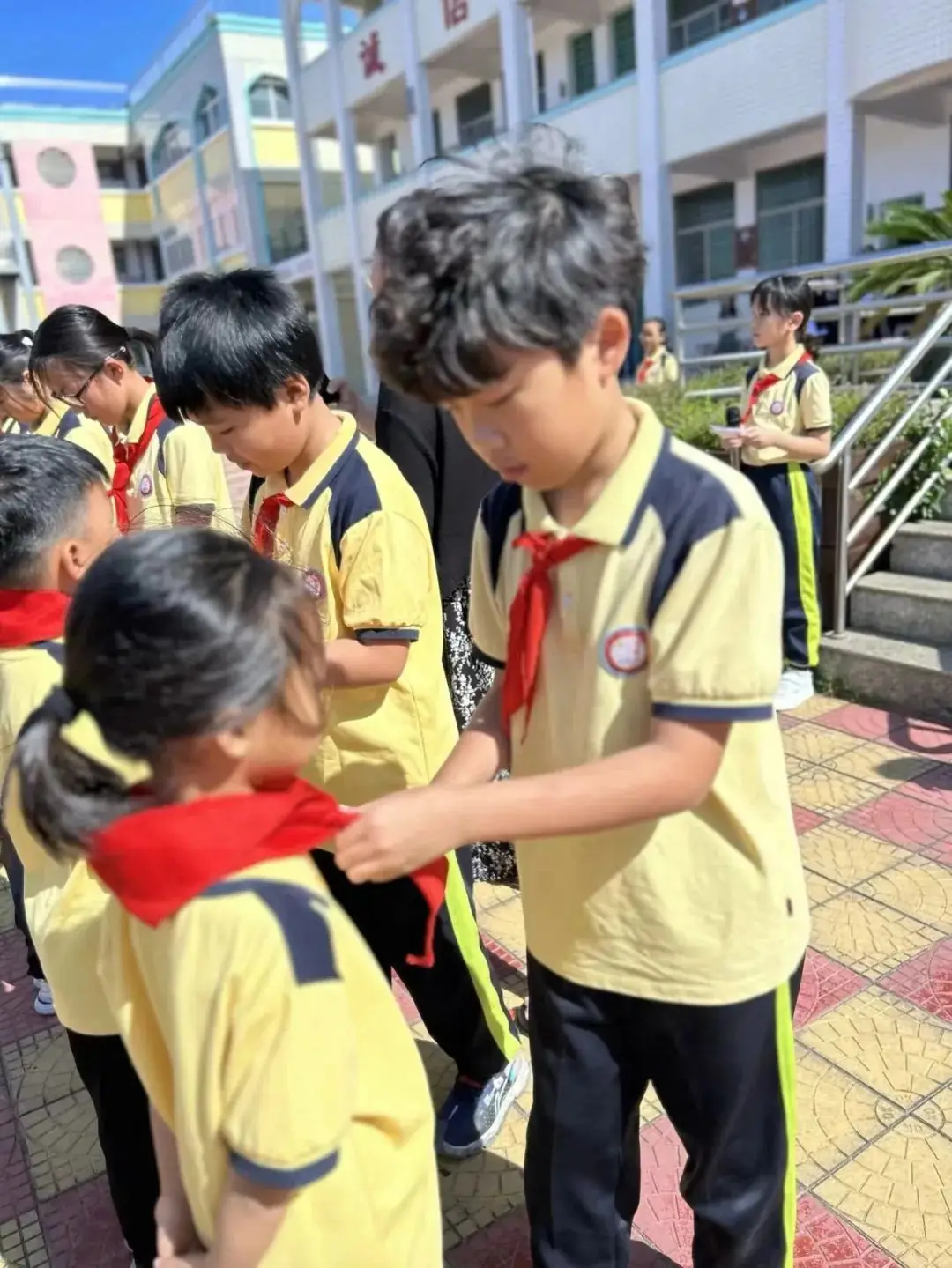 红领巾爱祖国,少年志谱华章——白奇民族小学一年级分批入队仪式 第24张 红领巾爱祖国,少年志谱华章——白奇民族小学一年级分批入队仪式 第24张