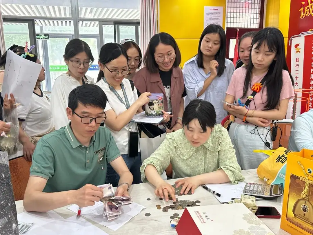 瞧,谁家的小学六一儿童节这样过!——郑州中学第四附属小学第三届爱心义卖暨社团展演活动 第72张 瞧,谁家的小学六一儿童节这样过!——郑州中学第四附属小学第三届爱心义卖暨社团展演活动 第72张