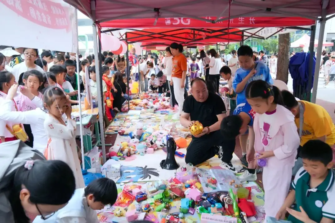 瞧,谁家的小学六一儿童节这样过!——郑州中学第四附属小学第三届爱心义卖暨社团展演活动 第42张 瞧,谁家的小学六一儿童节这样过!——郑州中学第四附属小学第三届爱心义卖暨社团展演活动 第42张