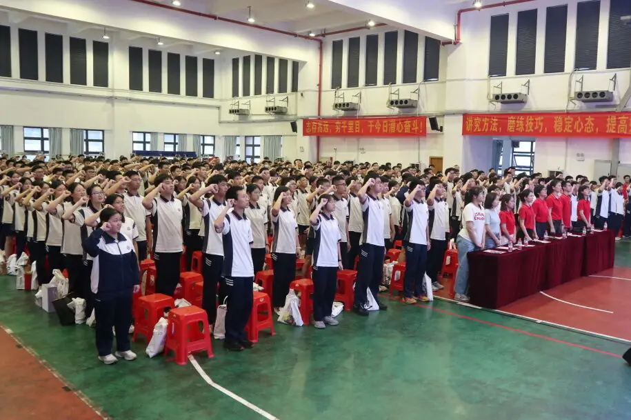 龙翔万里 决胜中考 ——广州市番禺区广铁一中铁英学校2024届初三年级中考冲刺动员大会 第78张 龙翔万里 决胜中考 ——广州市番禺区广铁一中铁英学校2024届初三年级中考冲刺动员大会 第78张
